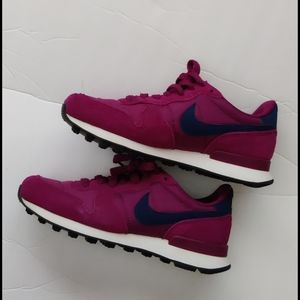 Nike Internationalist woman's sz 5